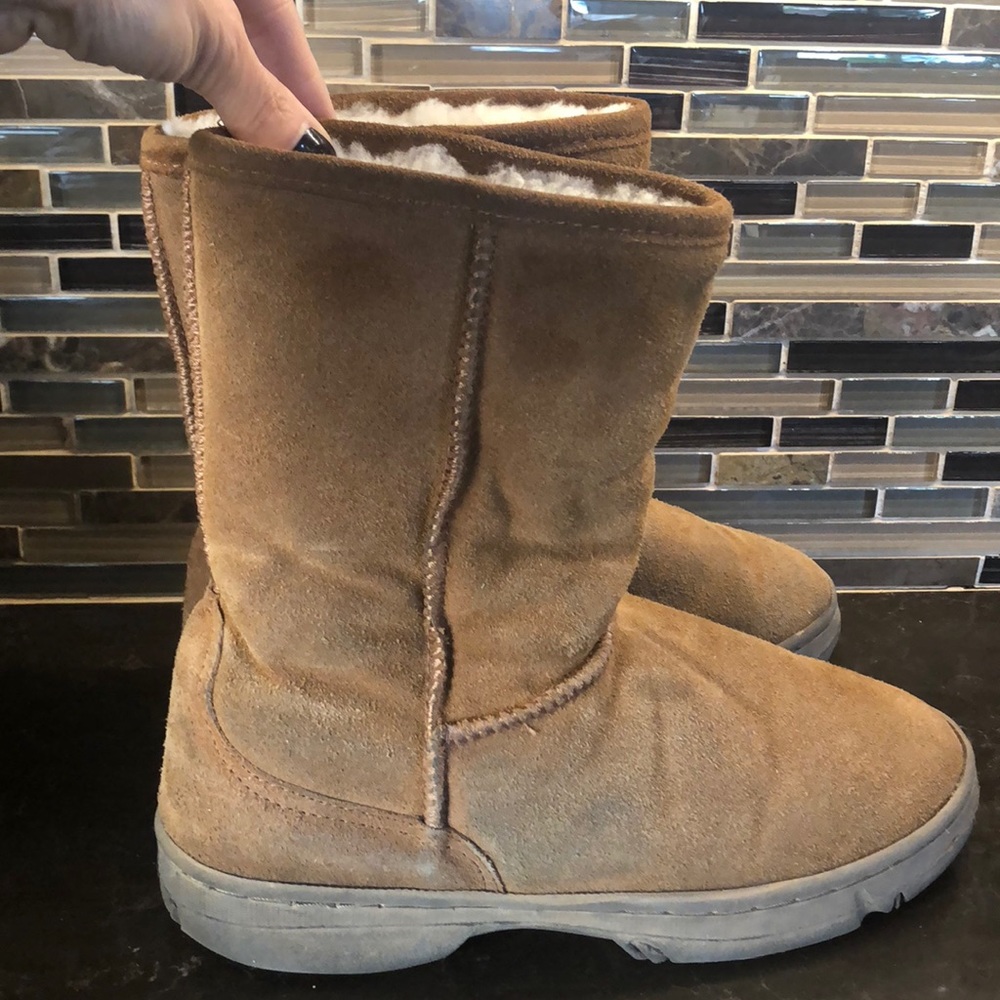 RJS Fuzzies sheepskin tan short boots winter suede women’s size 7‎